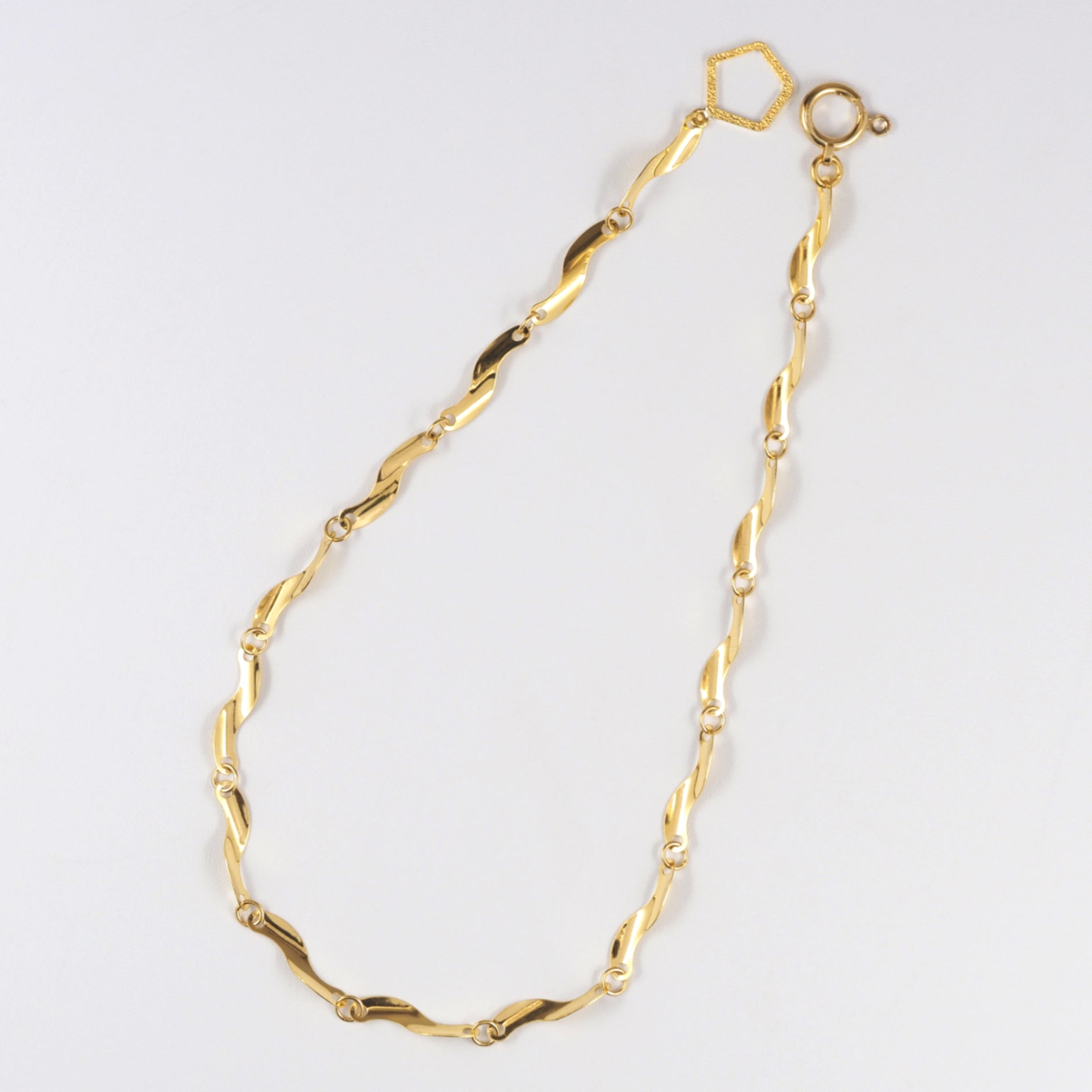 職人の技が光る、MITURE（ミチュール）のK24純金ブレスレット。24金ならではのやわらかな輝きが上品に映えます。