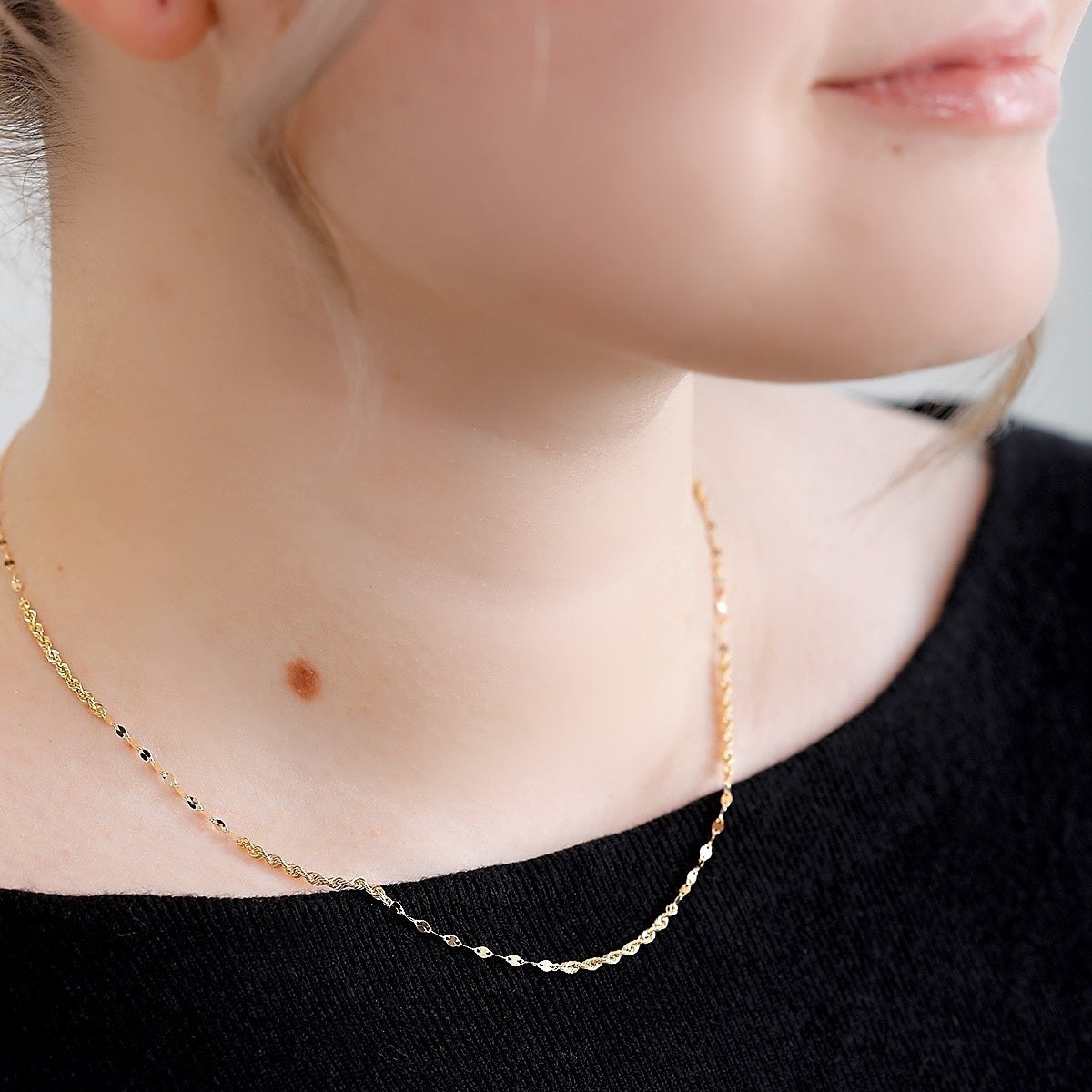長さを調整してデコルテを美しく見せたり、抜け感を演出できる山梨県甲府市で製作したMITUREのK18チェーンネックレス。