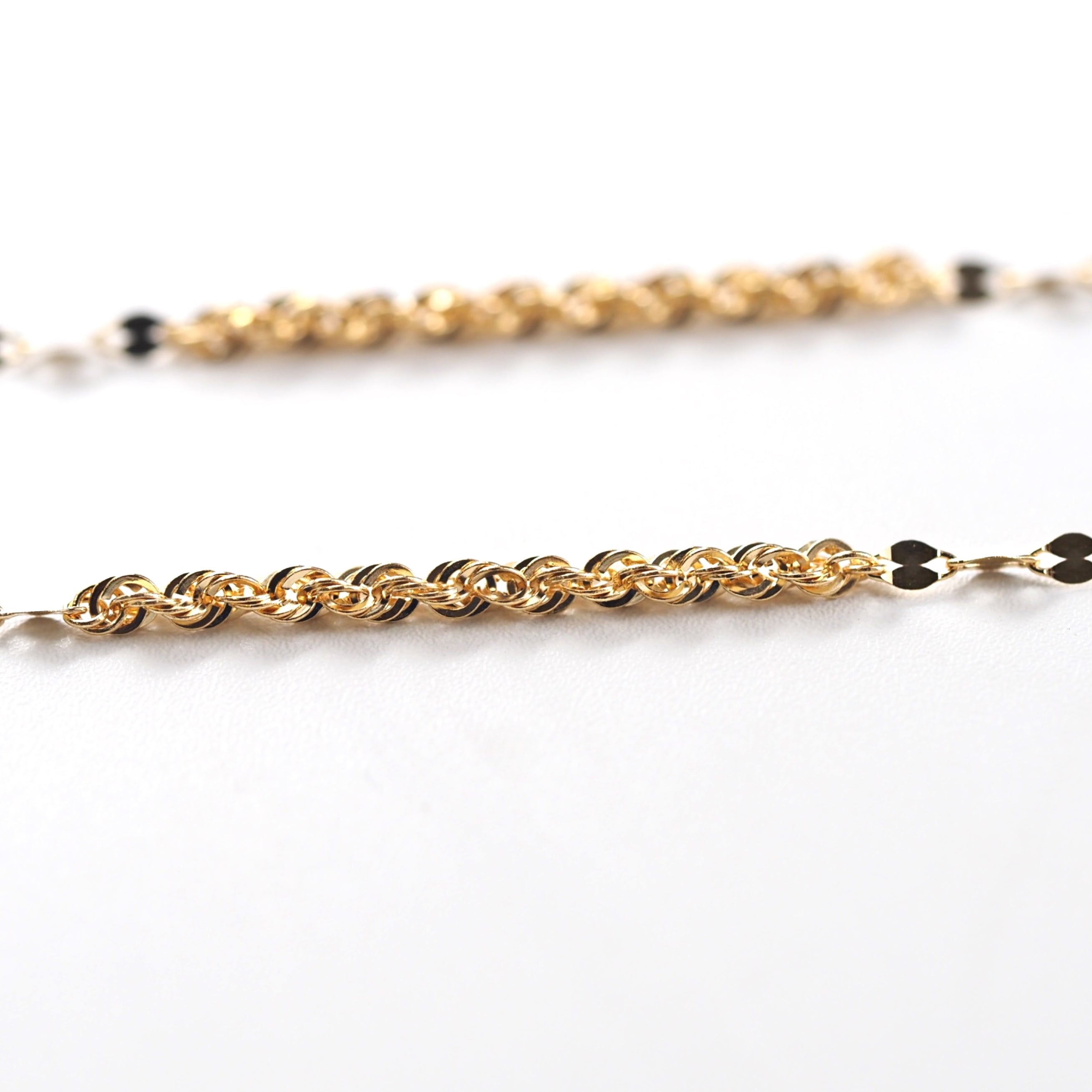 動くたびに異なる光を生み出すチェーンデザインが印象的な、MITUREのK18ネックレス。上品な存在感が魅力。