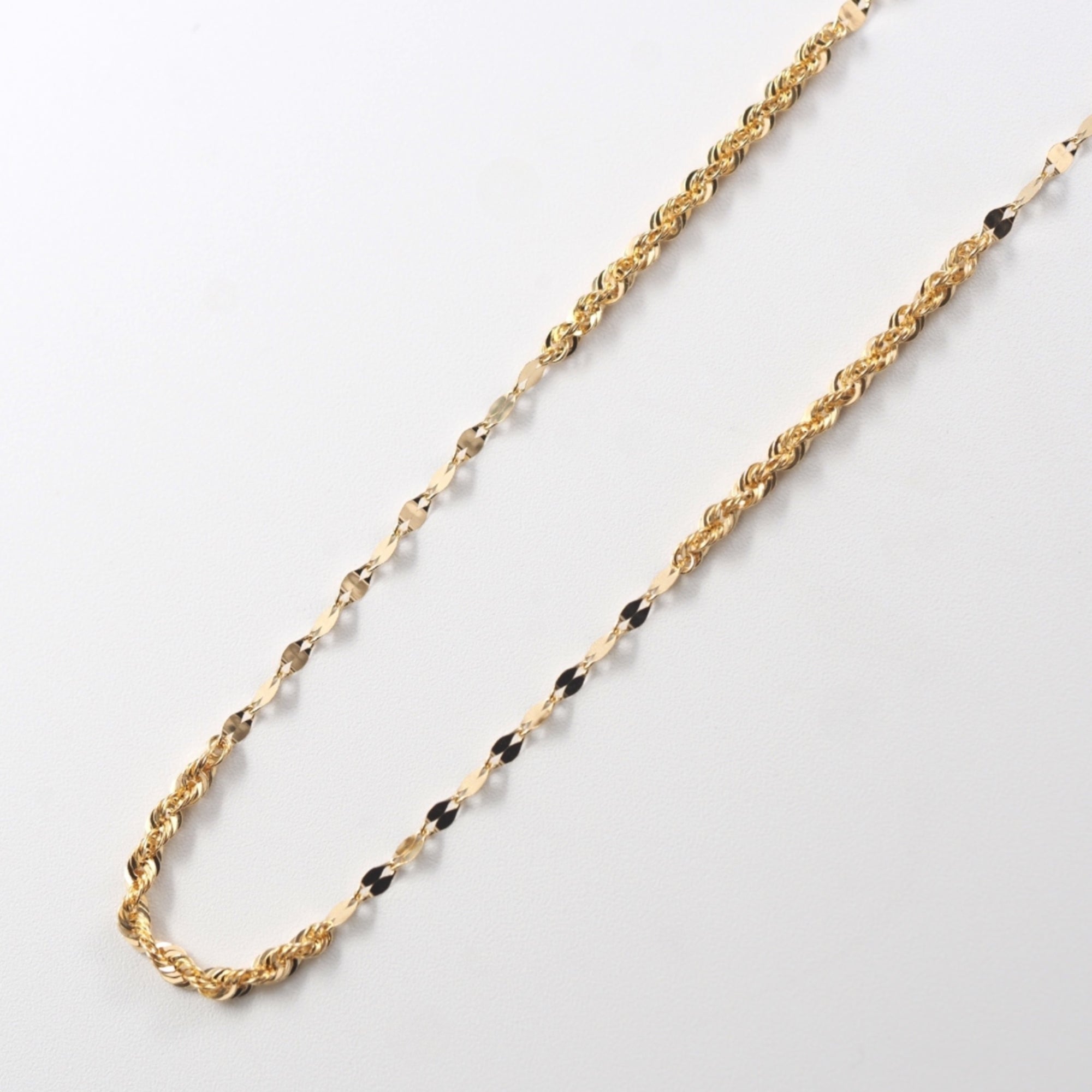 ペタルチェーンとロープチェーンを交互に組み合わせた、MITURE（ミチュール）のK18デザインネックレス。繊細な輝きが首元を華やかに彩ります。