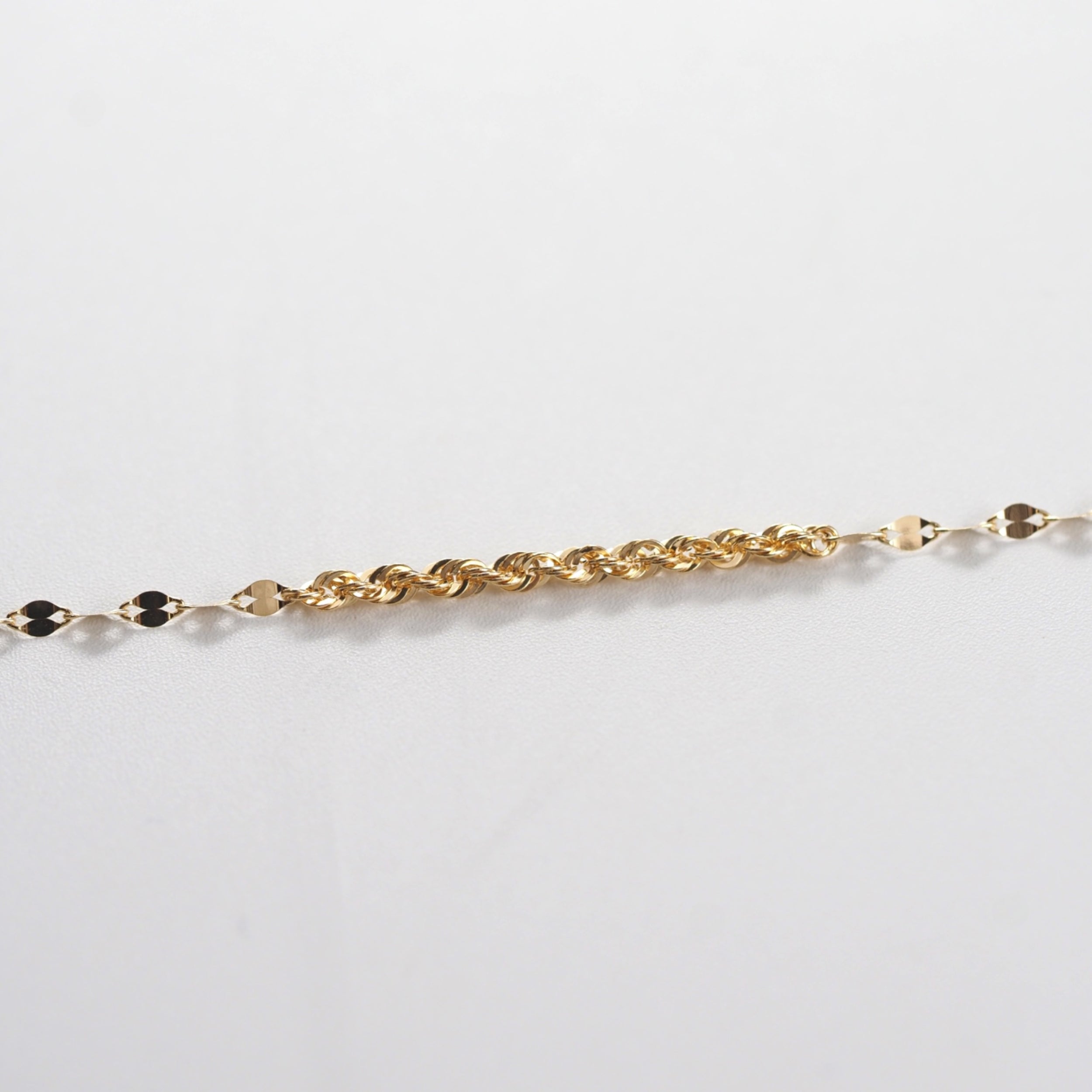 一本でも華やかな存在感を演出できる、山梨県甲府市で製作したMITUREのゴールドチェーンネックレス。