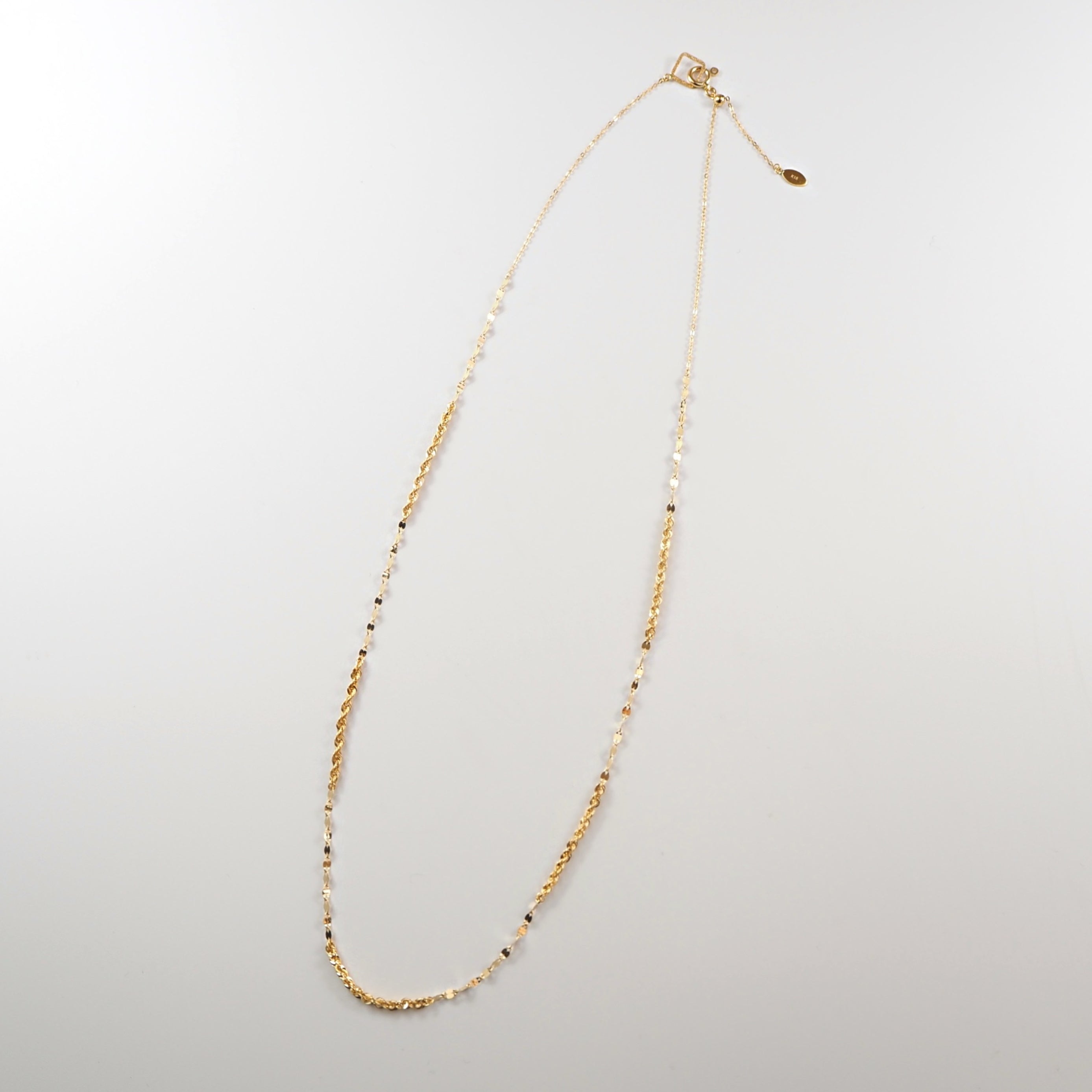 トップ部分を小豆チェーンで仕立て、首元をすっきりと見せるMITUREのデザインチェーンネックレス。 