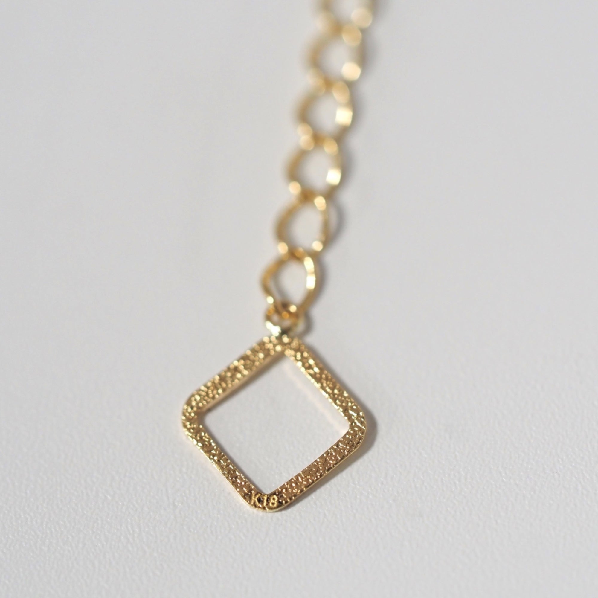 イエローとホワイト、異なるゴールドの色味が自然なコントラストを描くMITUREの2連ブレスレット。