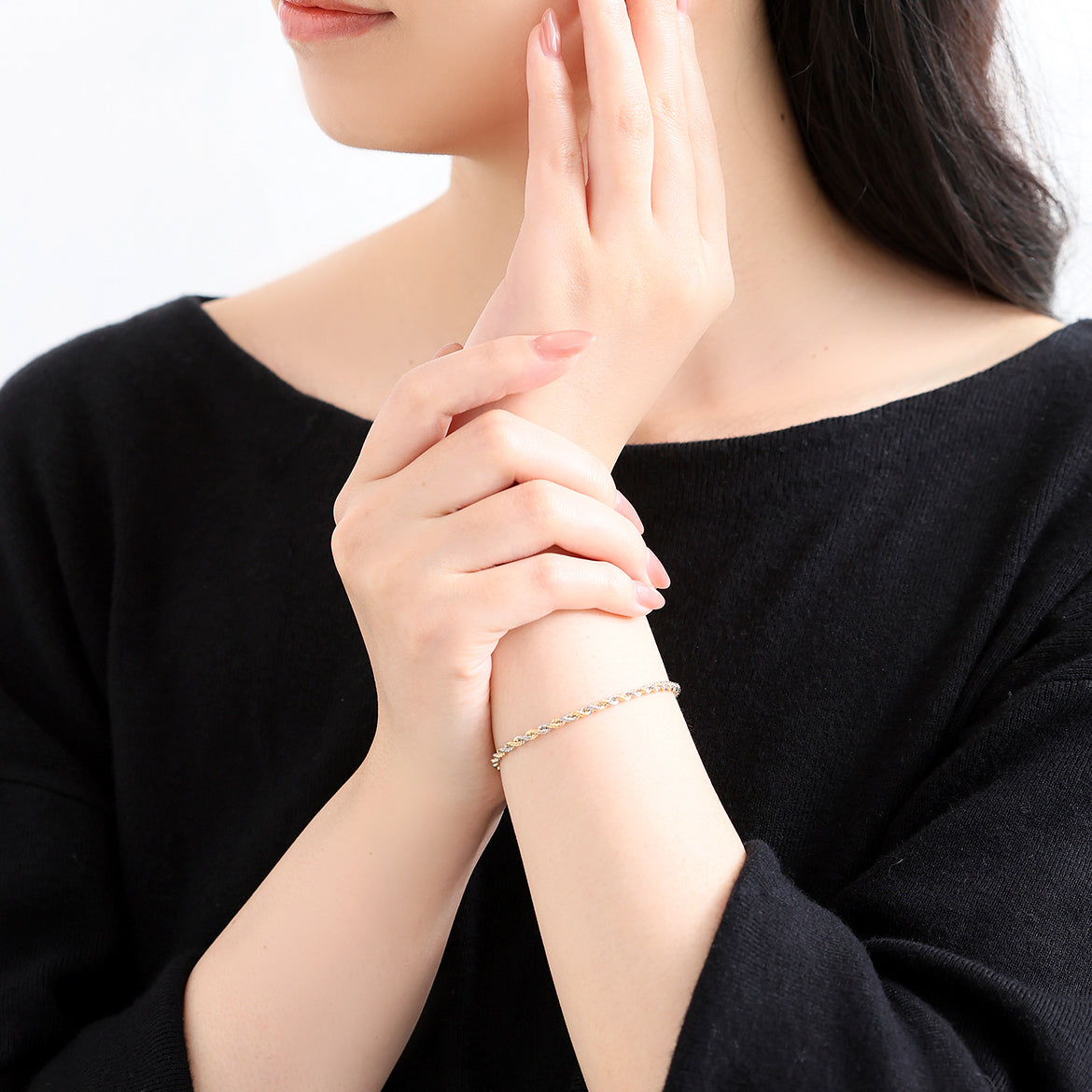 立体感のあるロープチェーンが手首に自然に馴染む、MITUREのK18ゴールド×プラチナブレスレット。シンプルながら洗練された存在感を楽しめるデザインです。