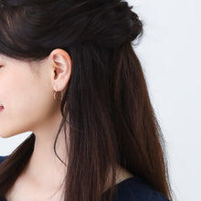 Load image into Gallery viewer, K18 ハートの小ぶりのフープピアス
